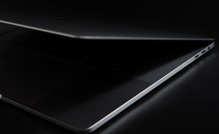Macbook Pro の2018年 新モデルが登場！公式サイトから購入可能に