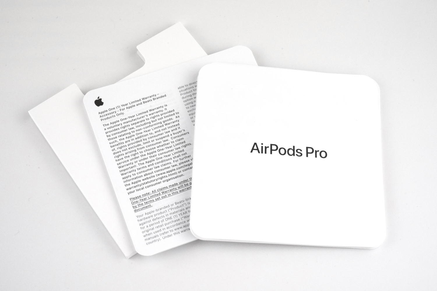 オーディオ機器 イヤフォン メルカリで出品されてる「AirPods Pro」は偽物かも！？本物と見分ける 