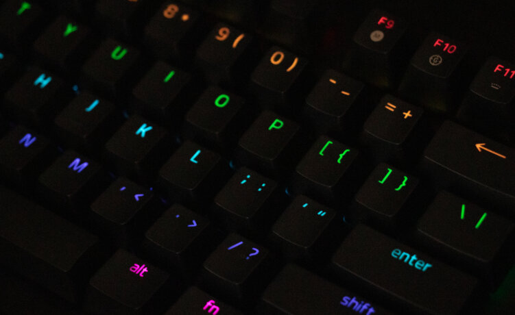 【軸とは？】ゲーミングキーボードと普通のキーボードとの違い【メンブレン?無接点?】