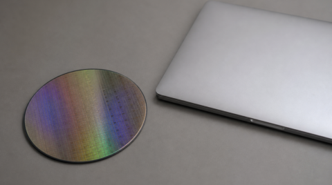 Apple と Intel が暫定的なチップ生産契約に合意、TSMC 一極集中からの脱却へ