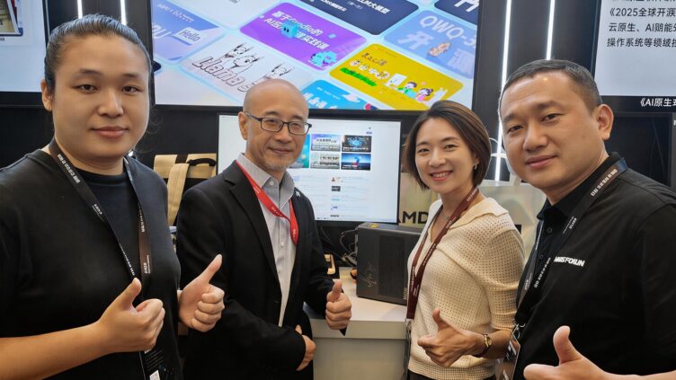 MINISFORUM 於 AMD 上海 AI 開發者日展出 AI 代理設備，獲蘇姿丰簽名