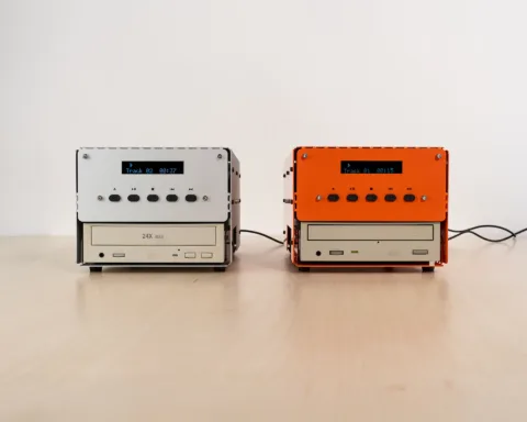 「CD-ROM PLAYER 01」登場 余ったIDEドライブをアルミ筐体のCDプレーヤーに、190ドルから