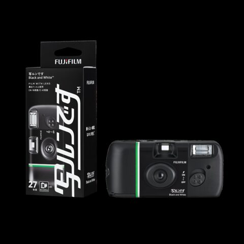 「写ルンです」40周年で20年ぶり新製品 防水モデルと黒白フィルムの2機種