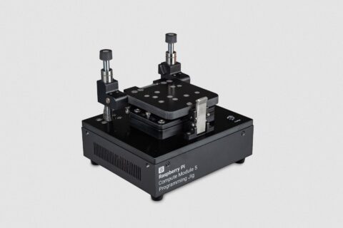 Raspberry Pi「CM5 Programming Jig」発売 挟むだけでOSと暗号化設定を書き込み、600ドル