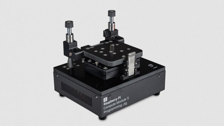 Raspberry Pi「CM5 Programming Jig」発売 挟むだけでOSと暗号化設定を書き込み、600ドル