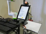 ファナックのAI溶接エージェントがタブレット型ティーチングペンダントで図面を読み取る様子