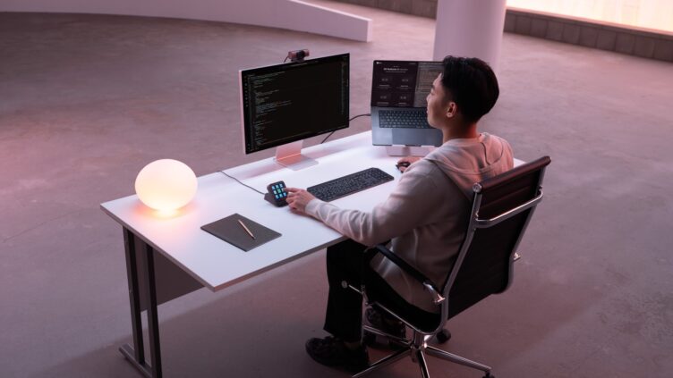 Logitech「MX Keypad」発売 液晶キー9つでClaude CodeやCopilotを操作