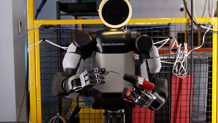 Boston Dynamics、Atlasの新ハンドを公開 13自由度の4本指で電動工具も扱う