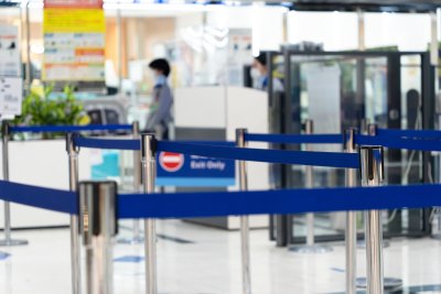 空港 手荷物検査場 入口
