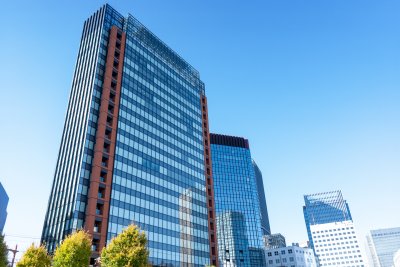 日本 ビル群 青空